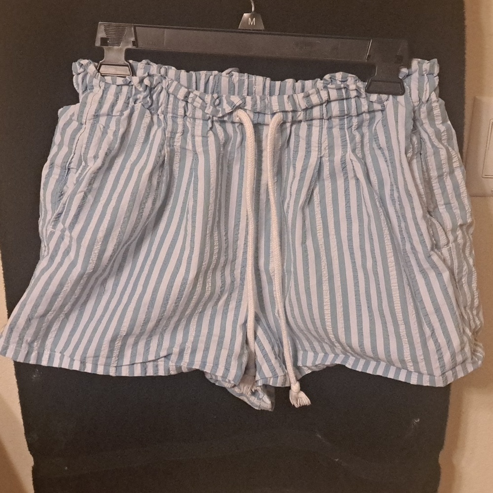 Shorts - Picture 2 of 3